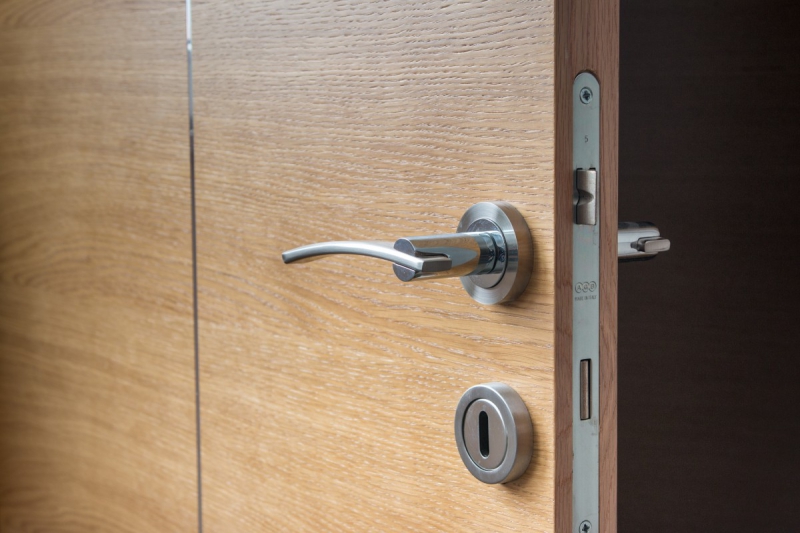 architecte-STE AGNES-min_door_open_wooden_the_next_doorway_chrome_opening-668613
